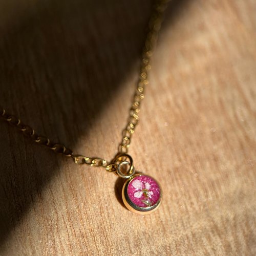 Collier doré minimaliste - petite fleur séchée