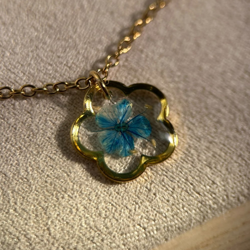 Collier doré avec fleur naturelle séchée