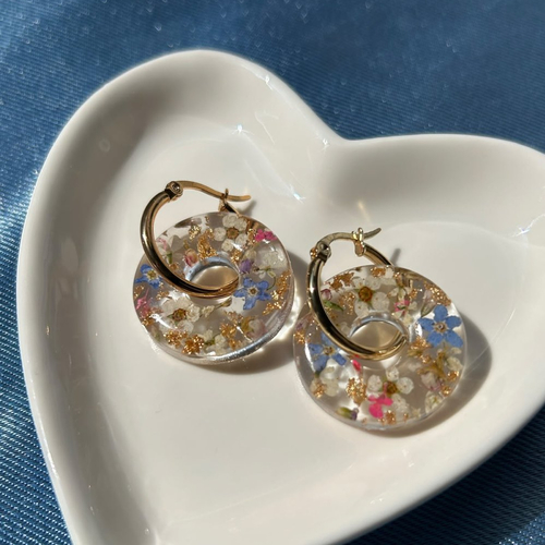 Boucles d'oreilles : créoles dorées et pampilles avec des fleurs séchées