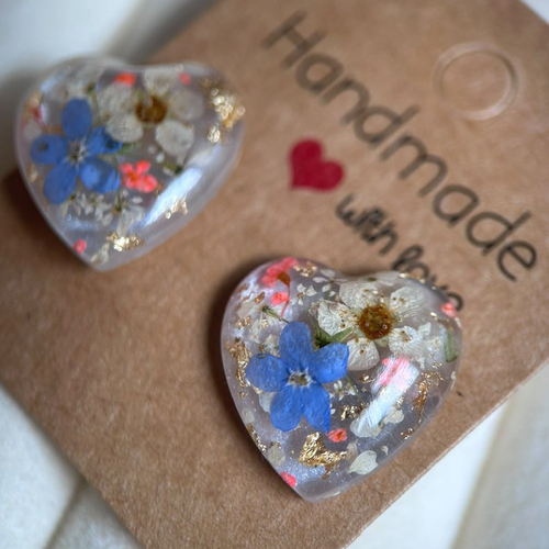 Clous d'oreilles en résine avec fleurs séchées