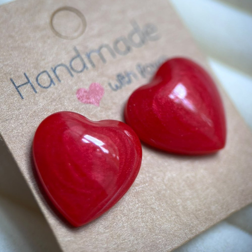 Clous d'oreilles coeurs en résine