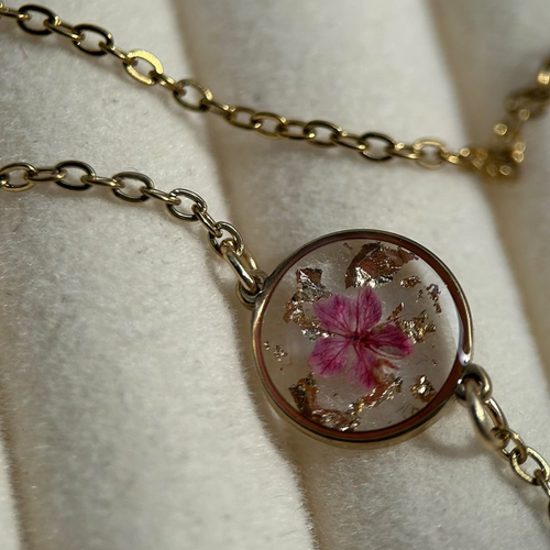 Bracelet doré ajustable avec fleur rose séchée
