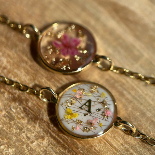 Bracelet doré personalisé - résine, fleurs schées - bracelet souvenir