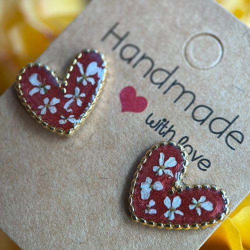 Clous d'oreilles cœur avec petites fleurs séchées - puces d'oreilles