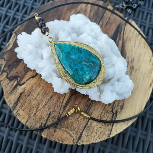 Collier chrysocole sur estampe dorée