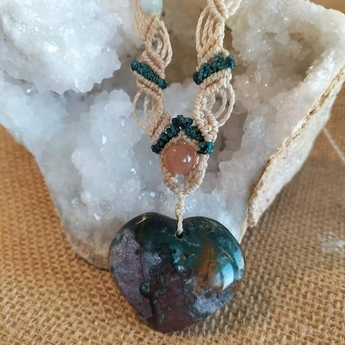 Collier micro macramé , pendentif cœur de jaspe
