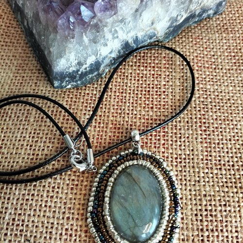Collier cabochon sur cuir de labradorite