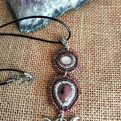 Collier de cabochons sur cuir en rhodocrosite et pierre de lune