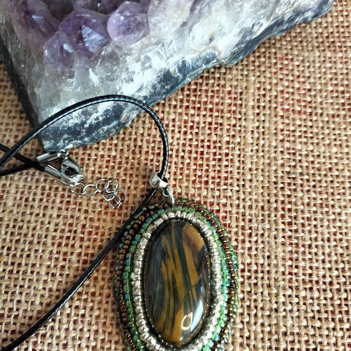 Collier de cabochon sur cuir en œil de faucon