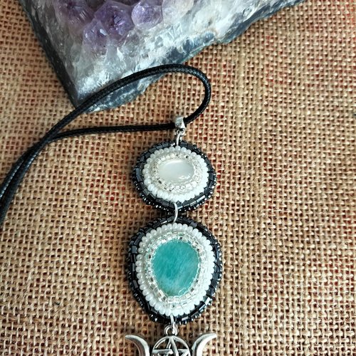 Collier de cabochons sur cuir en amazonite et pierre de lune