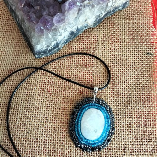 Collier de cabochon sur cuir en pierre de lune et fleur gravée