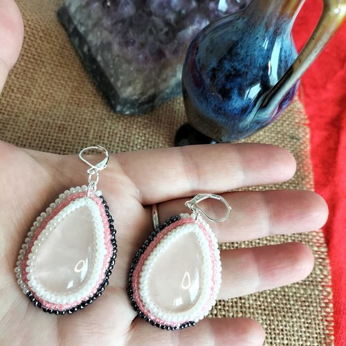 Boucles d'oreilles en cabochons sur cuir, en quartz rose