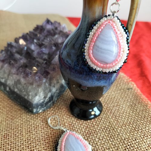 Boucles d'oreilles en cabochons sur cuir , en agathe bleu lace