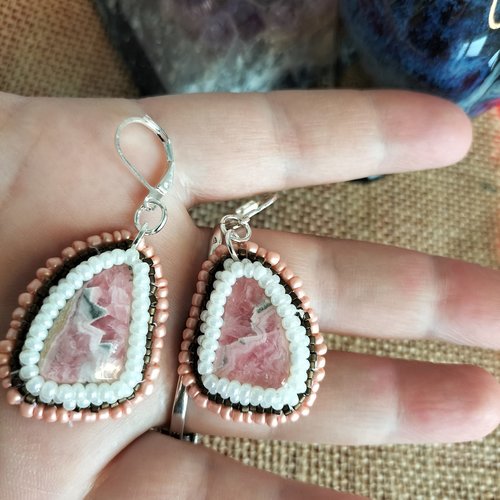 Boucles d'oreilles en cabochons sur cuir en rhodocrosite