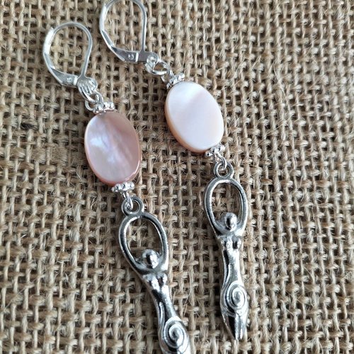 Boucles d'oreilles en laiton argenté , nacre rose , féminin sacré