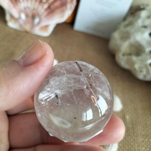 Sphère quartz à inclusion de tourmaline