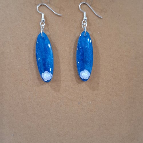 Boucles d'oreilles petite fleur blanche