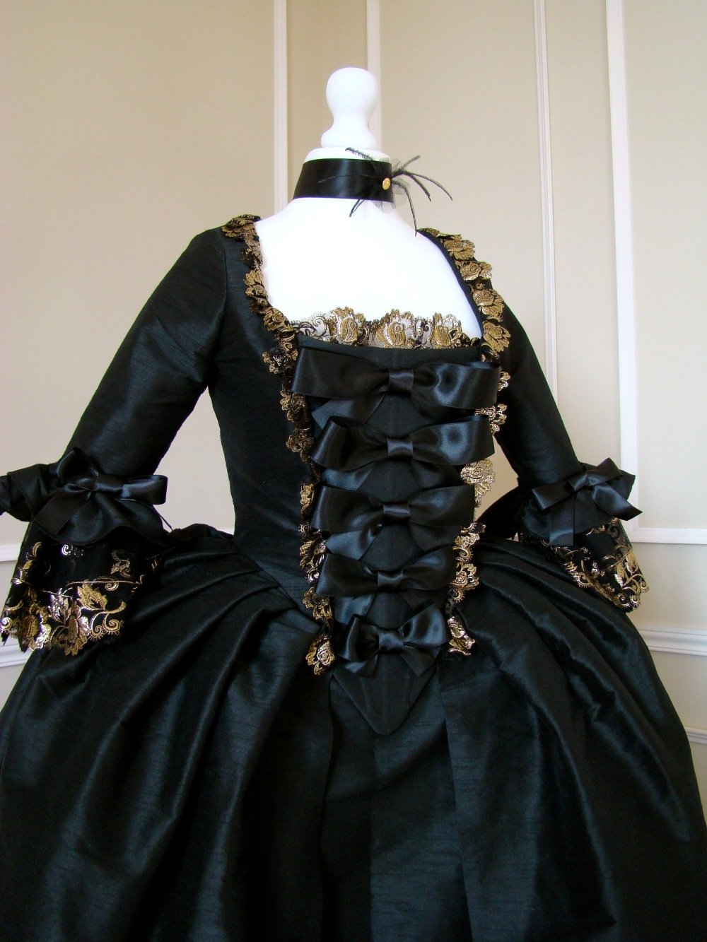 Robe marie-antoinette du 18ème en soi sauvage noire et ...