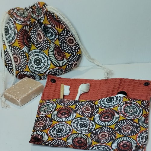 Ensemble pochette savon et étui brosse à dents et dentifrice