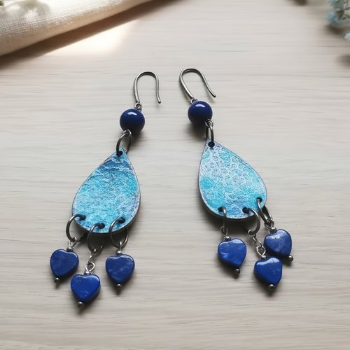 Boucles d’oreilles bleues en forme de goutte, boucles pendantes artisanales, bijoux bleus texturés avec cœurs, style bohème