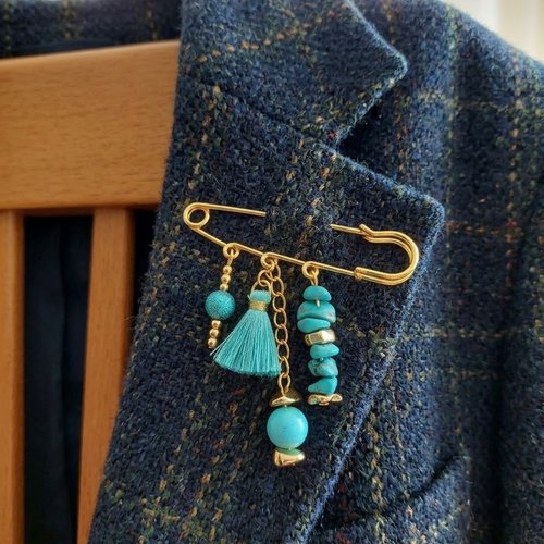Broche épingle dorée turquoises naturelles, pompon et perles