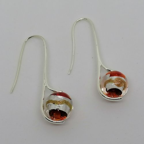 Boucles d'oreilles perle rouge en verre façon murano sertie sur crochet argenté