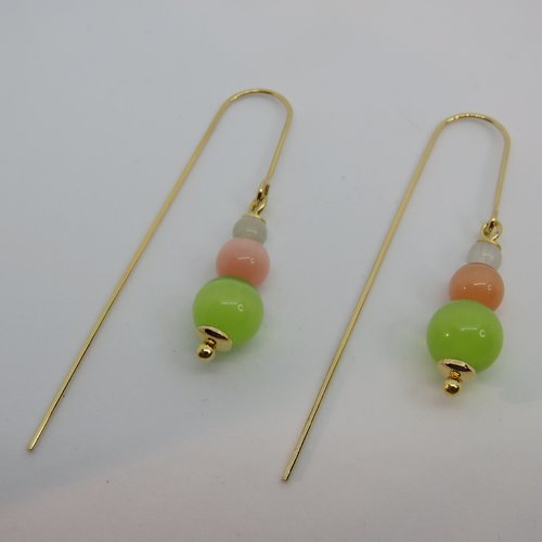 Boucles d’oreilles perles orange, vert, et blanc sur long crochet doré,