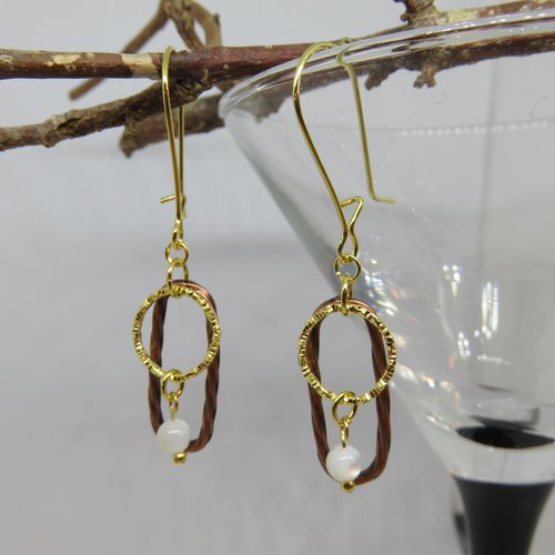 Boucles d’oreilles perle de nacre sur anneaux cuivré et doré