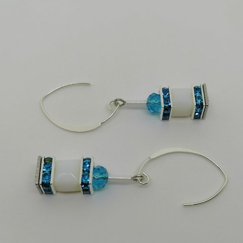 Boucles d’oreilles perles empilées blanc et turquoise