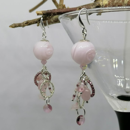 Boucles d'oreilles perle en verre rose pâle et cascade de perles