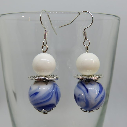 Boucles d’oreilles perles rondes bleue et blanche