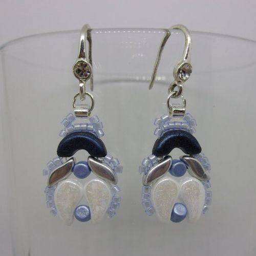 Boucles d'oreilles bleues, blanches et argentées