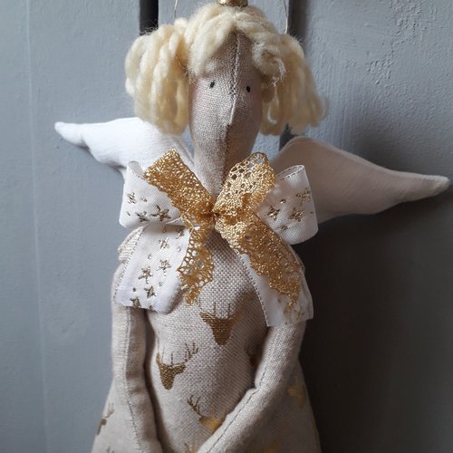 Ange de noël doré dans l'esprit tilda