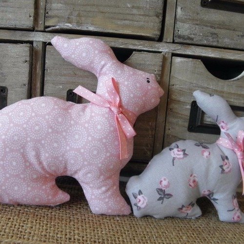 Deux doudous lapins, lapine et son bébé lapereau en tissu avec des cercle rétros et des roses pour les bébés et les enfants