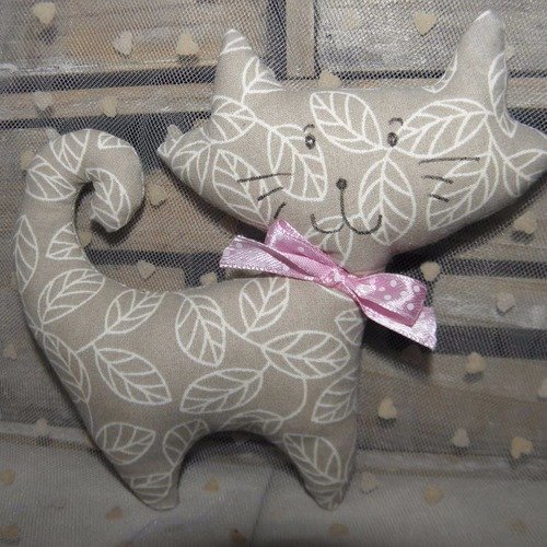 Doudou chat en tissu avec des feuilles d'automne  pour les enfants et les bébés 