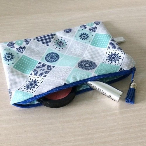Trousse/pochette à maquillage bleue et verte motifs géométriques