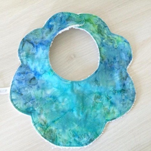 Bavoir fleur personnalisable en tissu batik vert/bleu