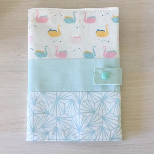 Protège carnet de santé personnalisable collection cygnes origami vert