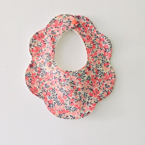Bavoir fleur personnalisable en liberty pois de senteur et éponge