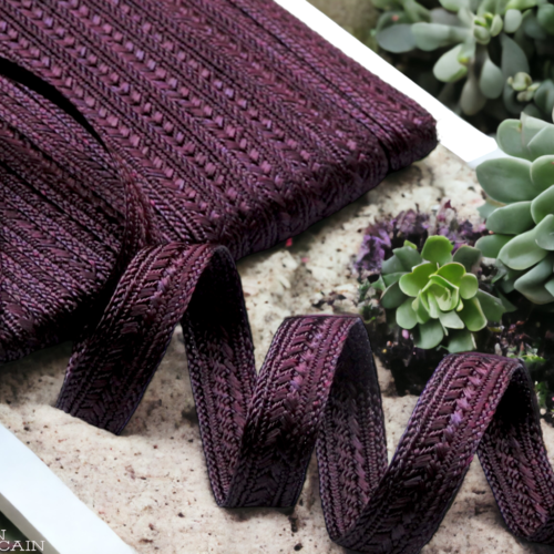 Garniture de tresse marocaine violet aubergine en soie de 20mm, galon ruban de sfifa brodée artisanale vendu au mètre.