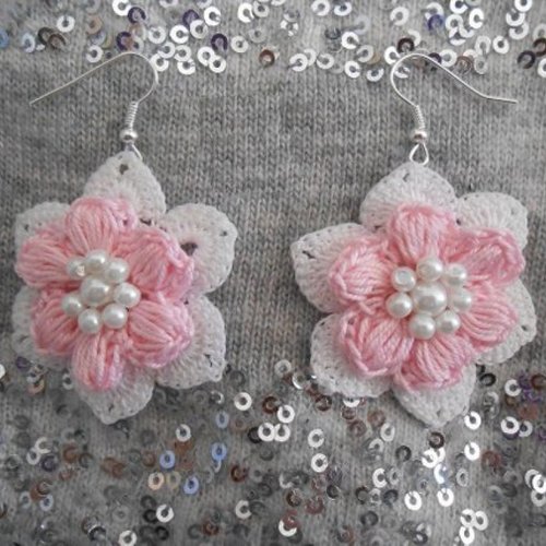 Boucles d'oreilles fleur rose au crochet