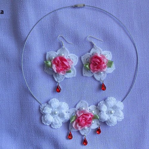 Collier mariage, boucles d'oreilles fleurs blanches.