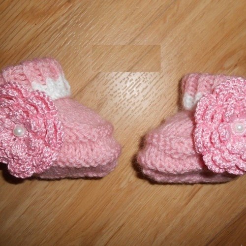 Chaussons bébé fleur rose au crochet