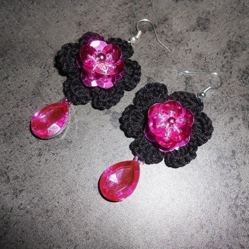 Boucles d'oreille fleur en coton noir au crochet