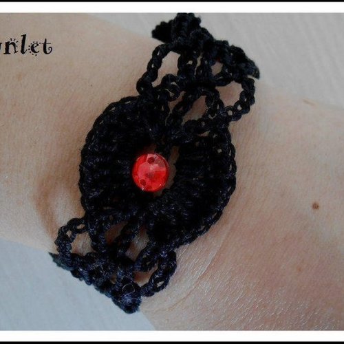 Bracelet gotique noire au crochet .