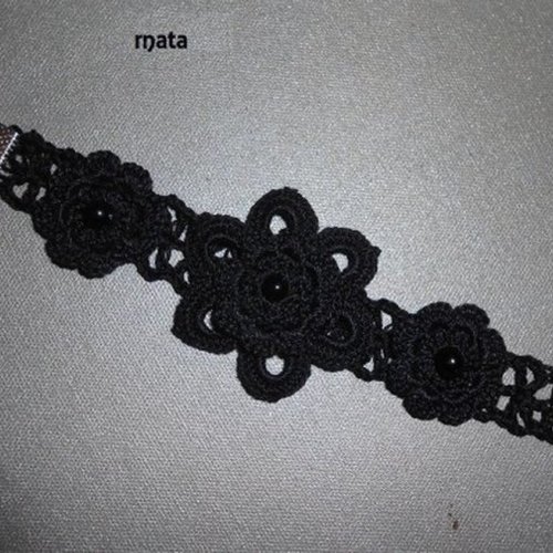Bracelet au crochet fleur noire