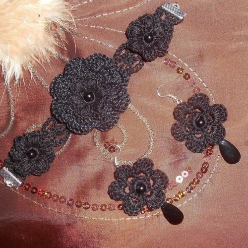 Bracelet et boucles d'oreille noires, bijoux crochet
