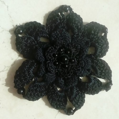 Fleur au crochet noir