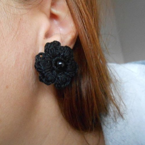 Clip boucle d'oreille  fleur blanche au crochet