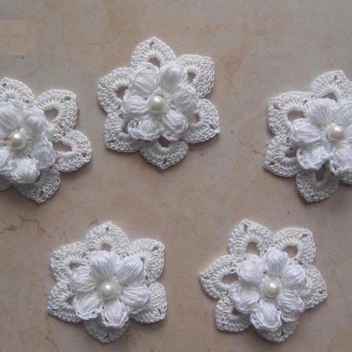Fleur blanc au crochet a coudre en coton, application fleur
